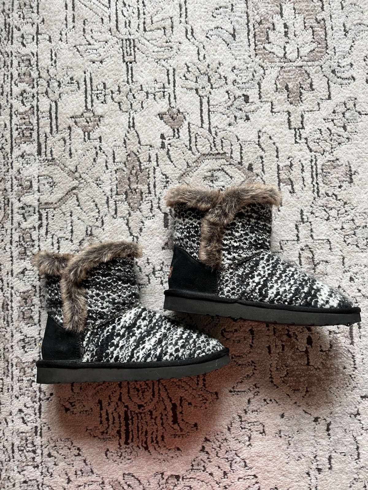 Lamo Yuma Suede & Textile Pull On Faux Fur Lined Winter Boots Black & White – 7