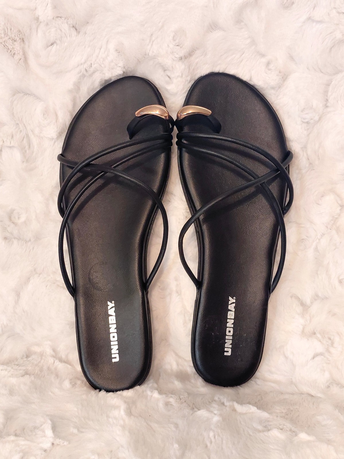 UnionBay Dahlia Black Flip Flops With Goldtone Accent Size 9.5