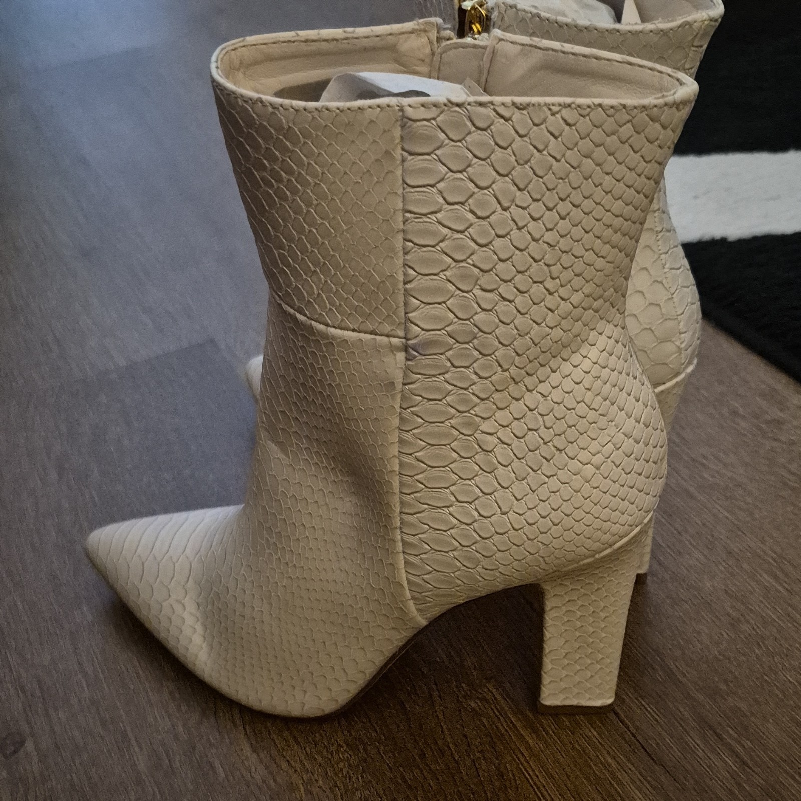 Women’s Beige Snake Print Faux Leather Ankle Bootie Pointed Toe Zip Size 9