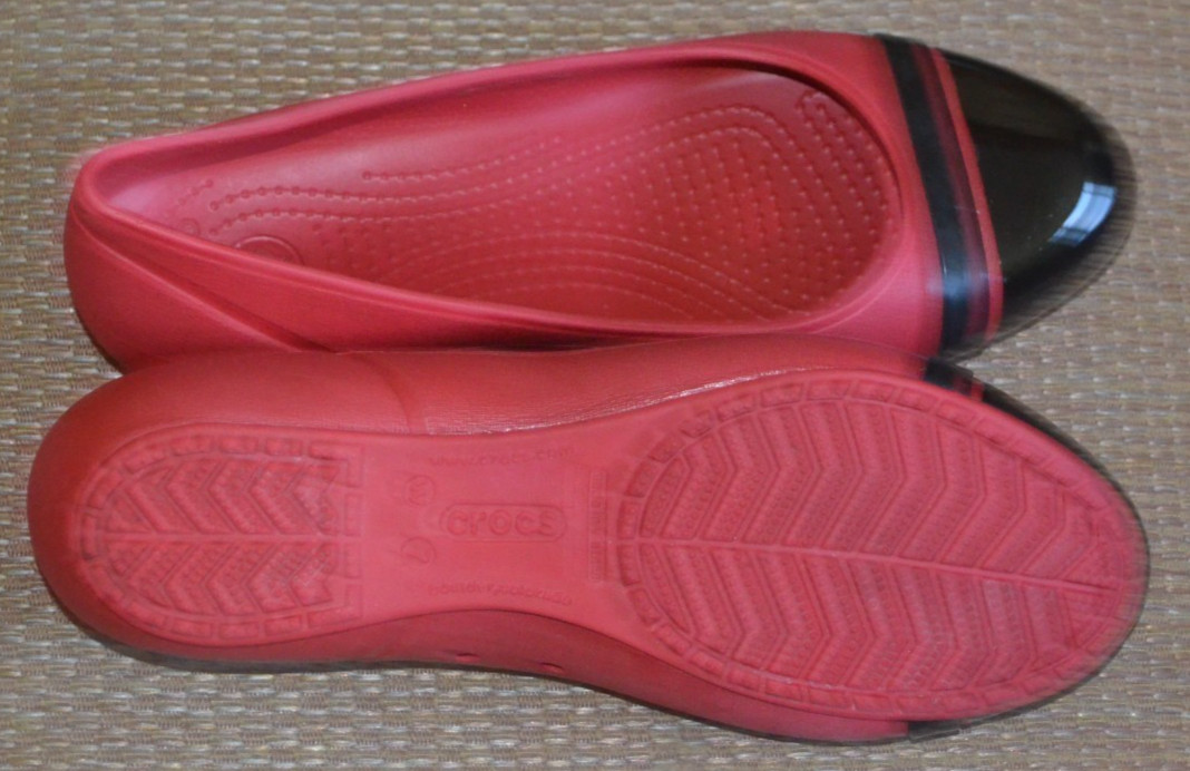 Crocs 12300 Cap Toe Slip On Ballet Flats Red Black Pointed Toe Sz 7