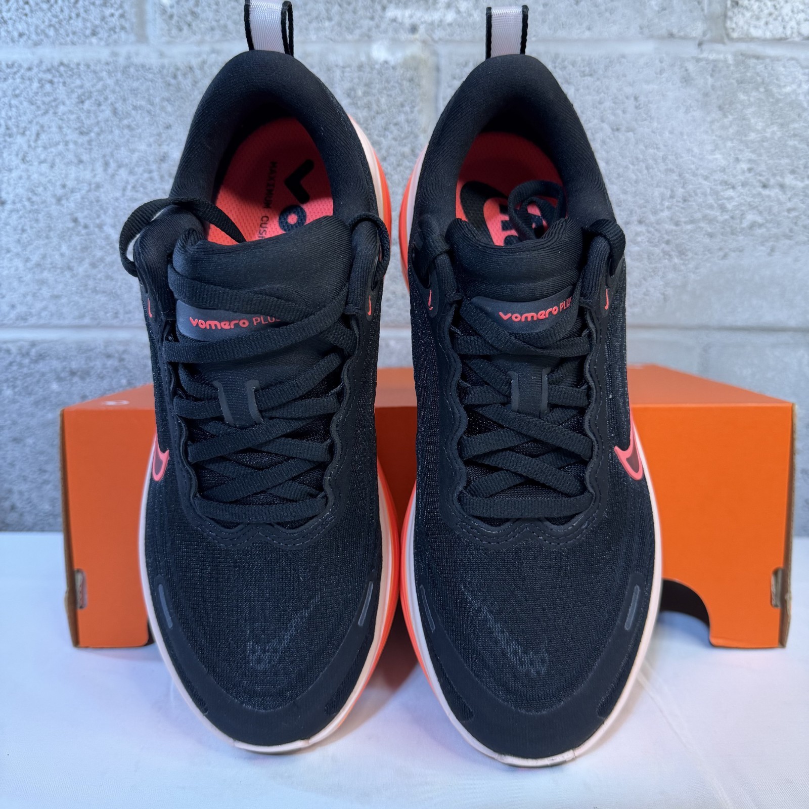 Nike VOMERO PLUS Color Black/ Coral HV8154 010 Women’s SIZE 7