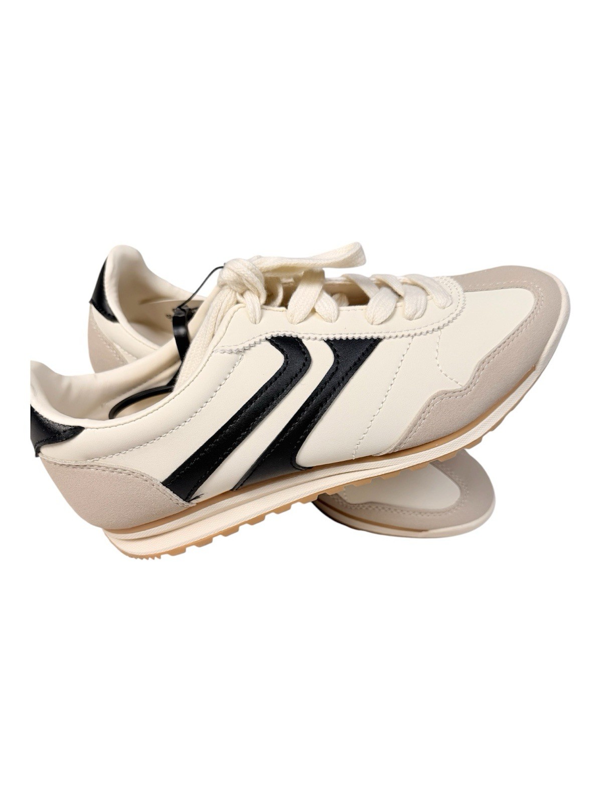 No Boundaries women ‘ Beige/Black Colorblock Low Top Lace-Up Sneakers Rubber