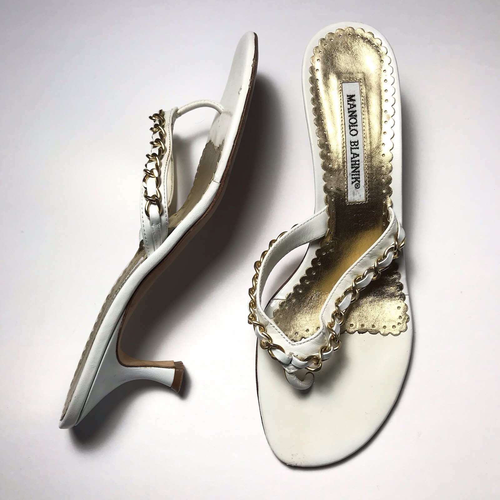 Manolo Blahnik Y2K Vintage Gold Chain White Leather Thong Kitten Heels 37.5
