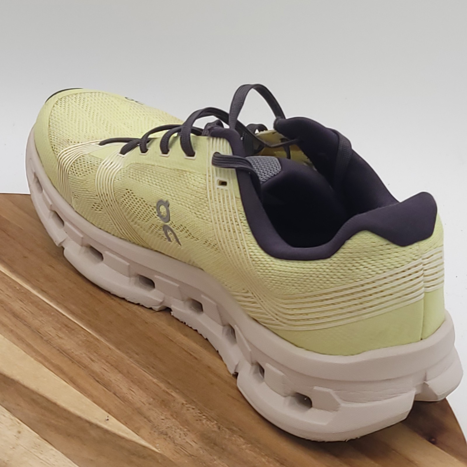 On Cloud Cloudgo Women’s Size 8 Yellow Road Running Cloudtec Sneakers 55.98088