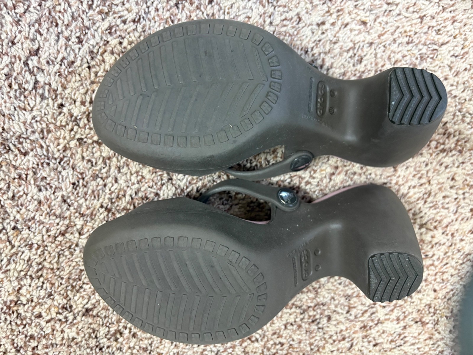 CROCS WOMENS BROWN SLIP ON COMFORT HEELS WITH LIGHT PINK TEXTURED SOLES SIZE W 7