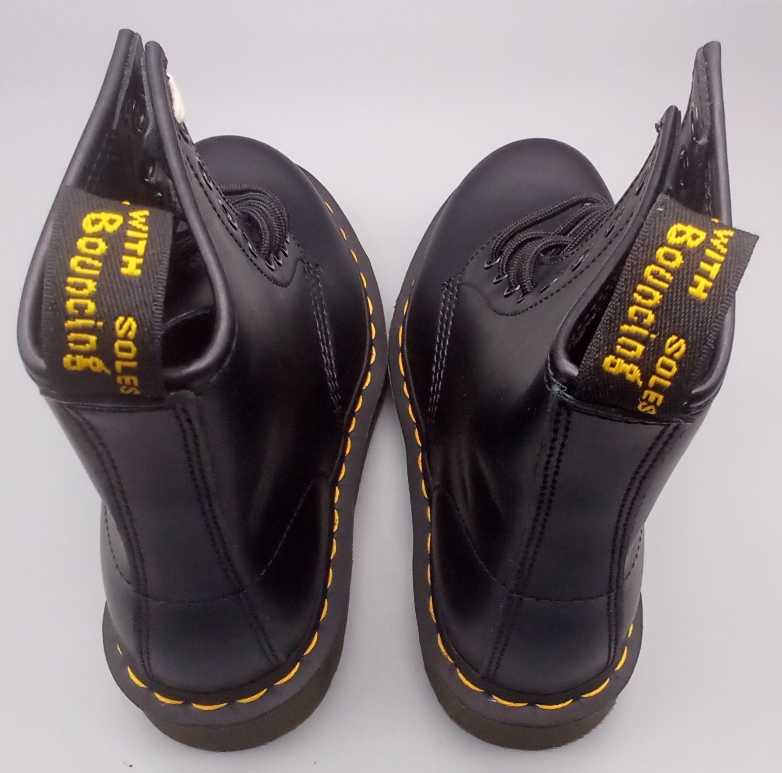 Dr. Martens Women’s1460 Smooth Leather 8-eye boots Sz: 4 Mens, Sz: 5 W New box