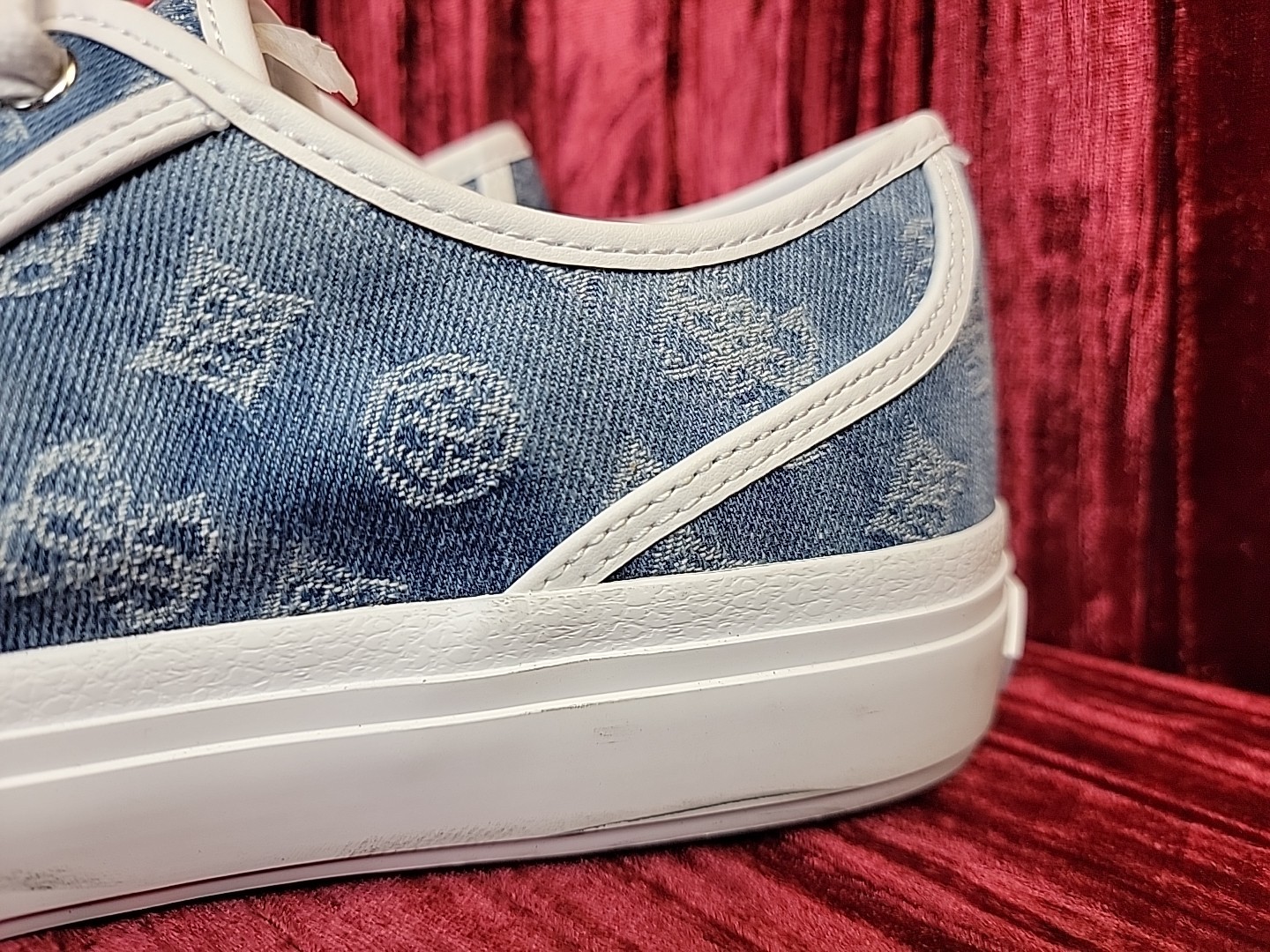 GUESS Women’s 10 Jelexa casual shoe Sneaker Medium Blue 420 new no box style