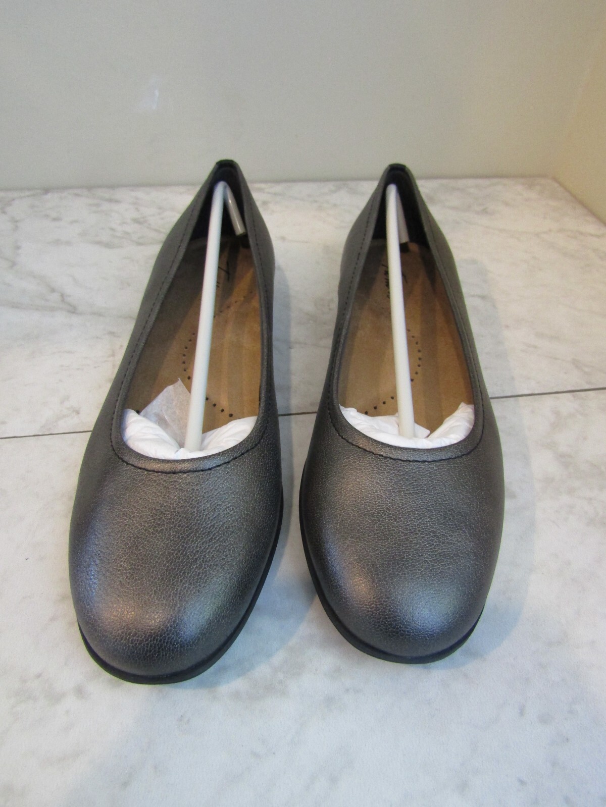 NIB Trotters Darcey Pewter Slip On Ballet Flats Man Made Shoes Women’s Size 10.5
