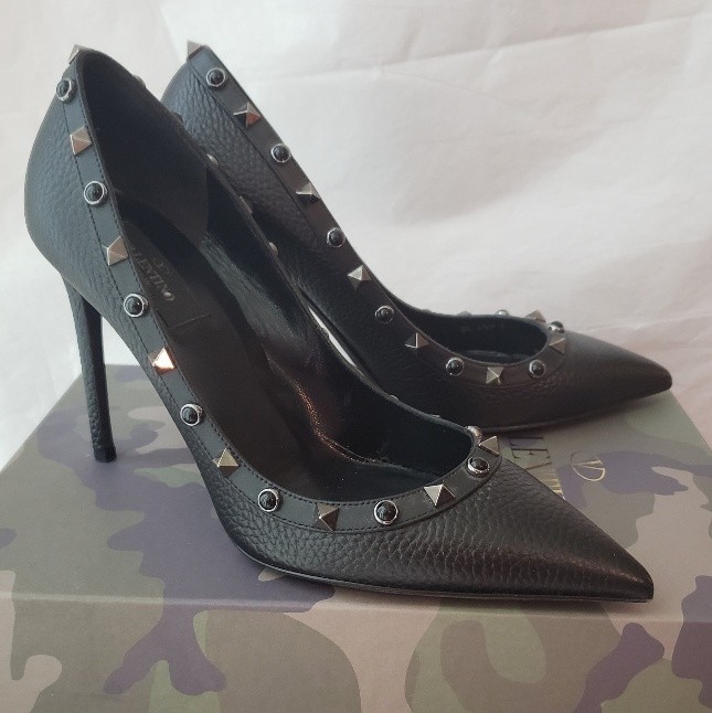 Valentino Women Pebbled Calfskin leather Rolling Rockstud black pump Size 39