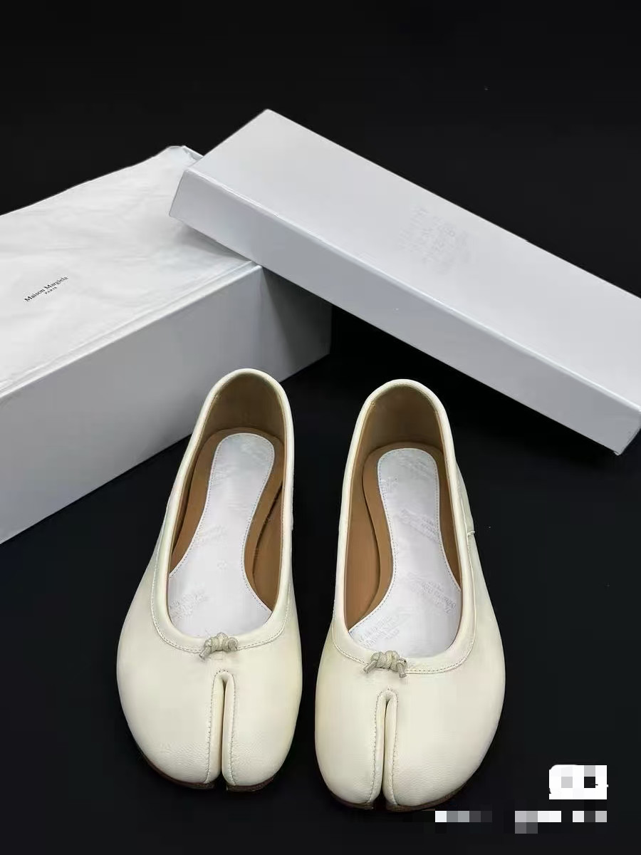 Women’s Margiela Single shoe tabi split toe shoe flat pleated shoe