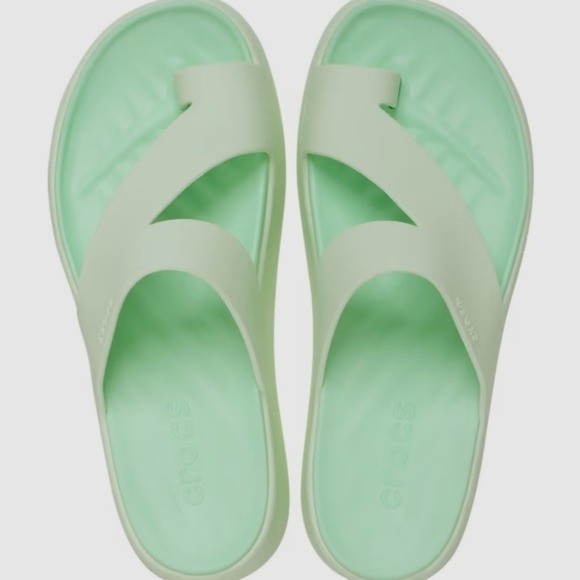 NEW – Crocs Getaway Platform Toe Loop Size 5