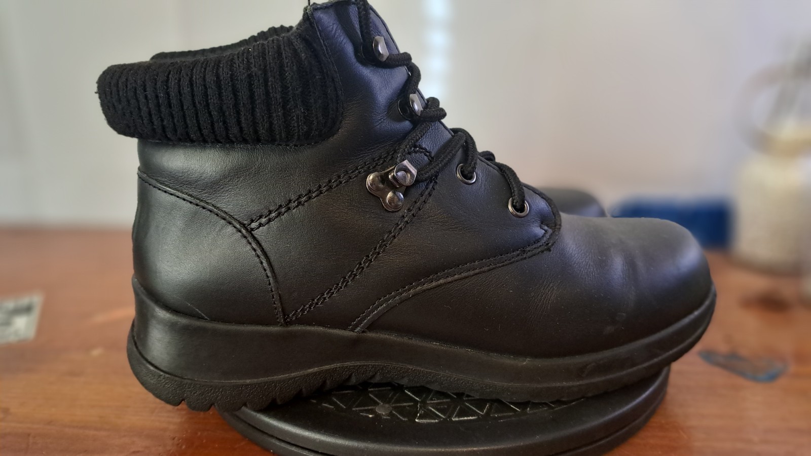 Wanderlust Boston Women’s Black 3 Season Lace-Up Boots 9.5