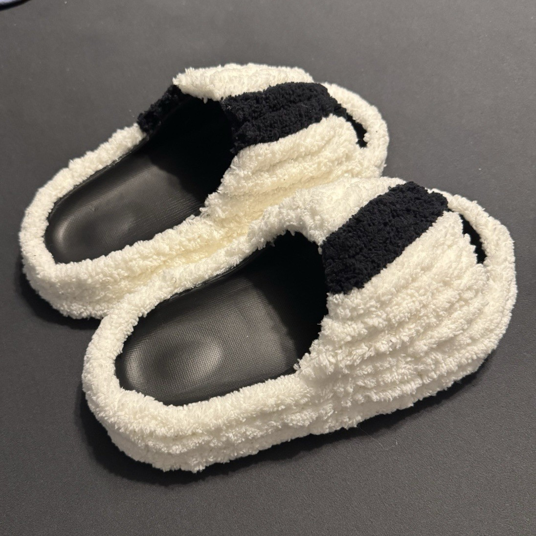 Women’s Size 6 Black & White Striped Faux Fur Lined Open Toe Slide Slippers