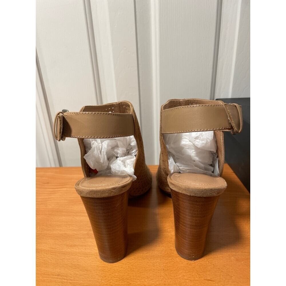 Tahari Margaret Tan Perforated Leather Block Heel Open Toe Sandals Shoes 9