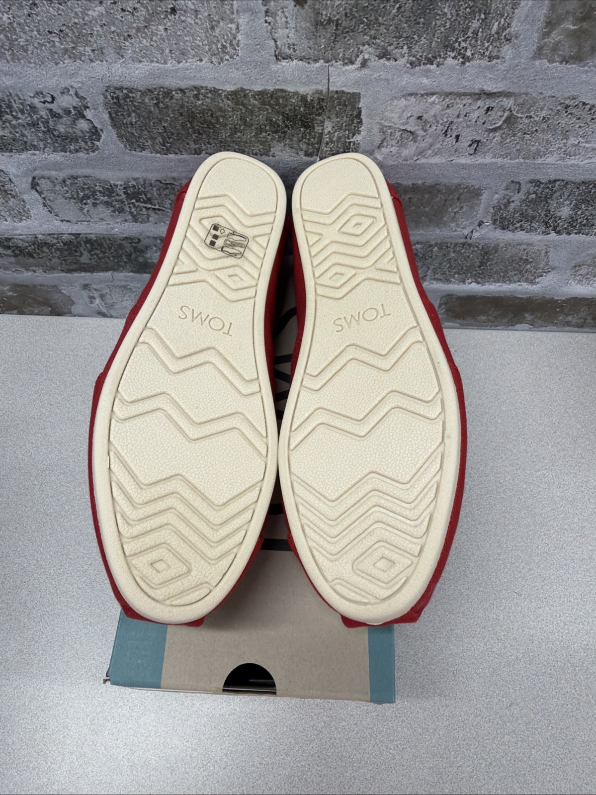 Tom’s Women Classic Flat Shoe Red Loafers Canvas Size 7.5 Slip On Alpargata NWT