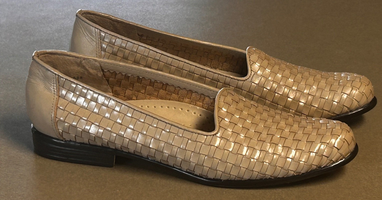 Trotters Liz Woven Beige Leather Slip On Flats Women’s 8.5 S or AAA Great Cond!