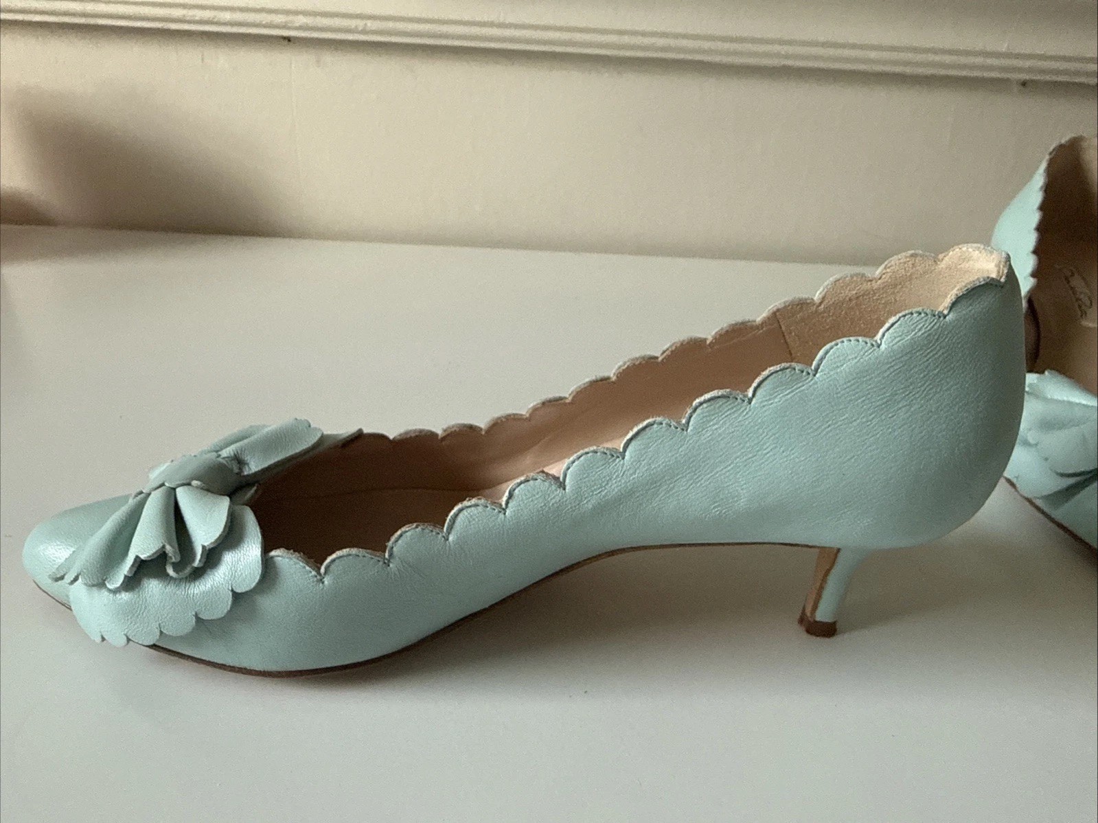 Oscar De La Renta Light Blue Scalloped Leather Heels Women’s Size 7