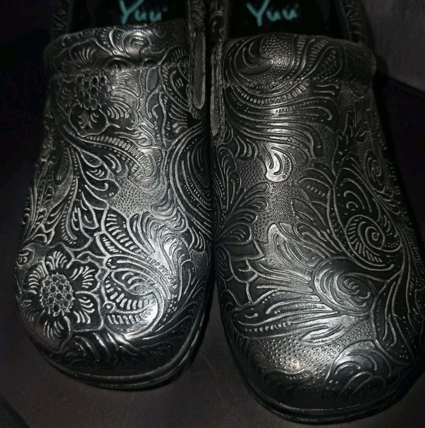Yuu Bethanee Black Tooled Embossed Leather Floral Paisley Clogs Slip-On Shoes 8W