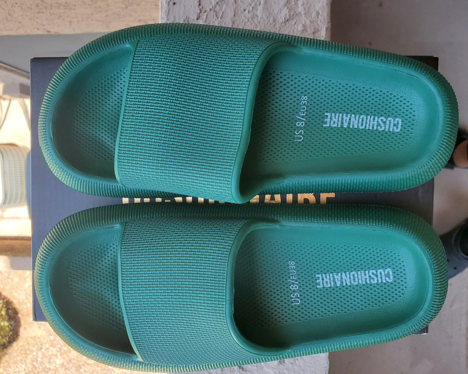 CUSHIONAIRE Feather Cloud Recovery Slide Sandals Green Women’s Size 8 NIB