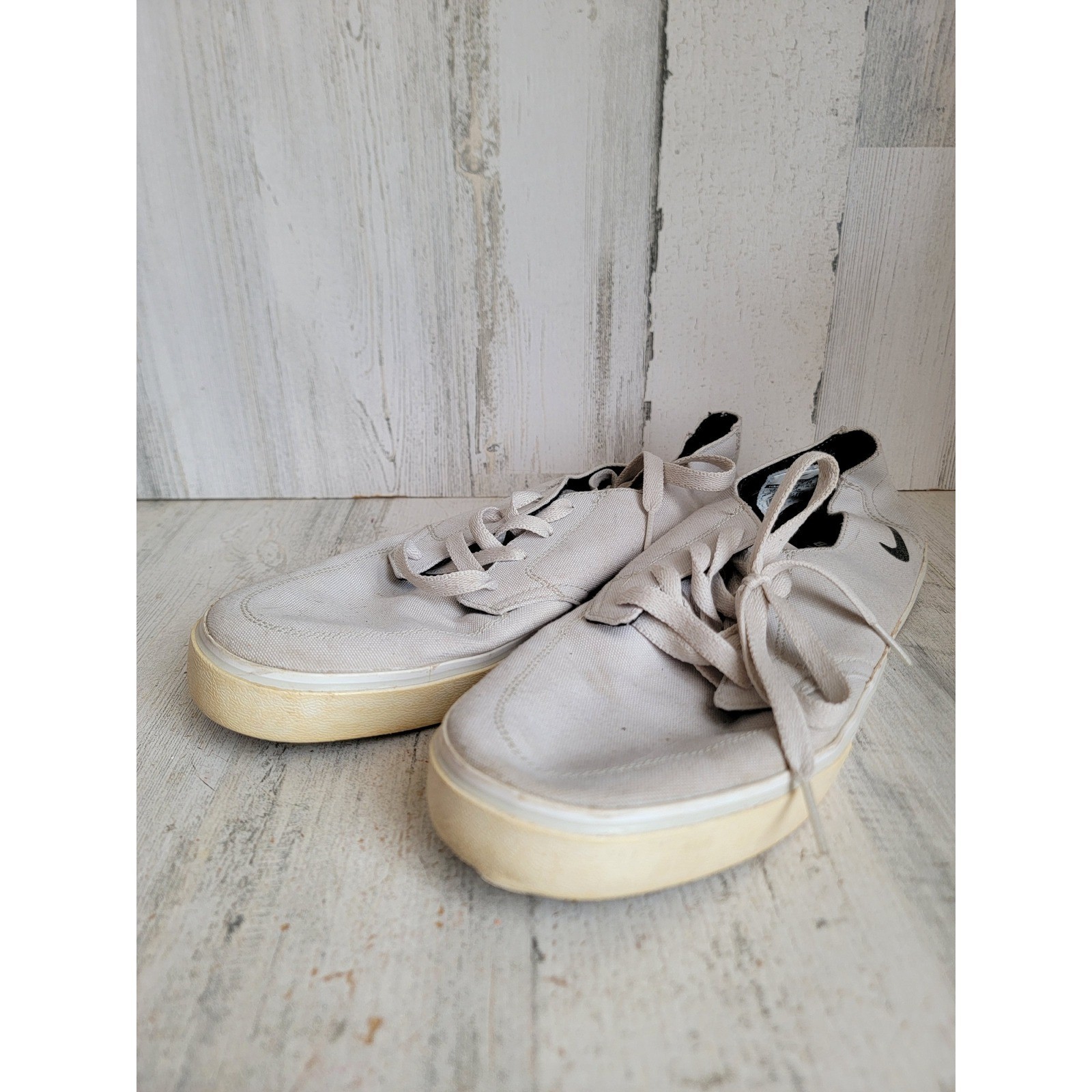 womens 10 gray white shoe accessory clothing