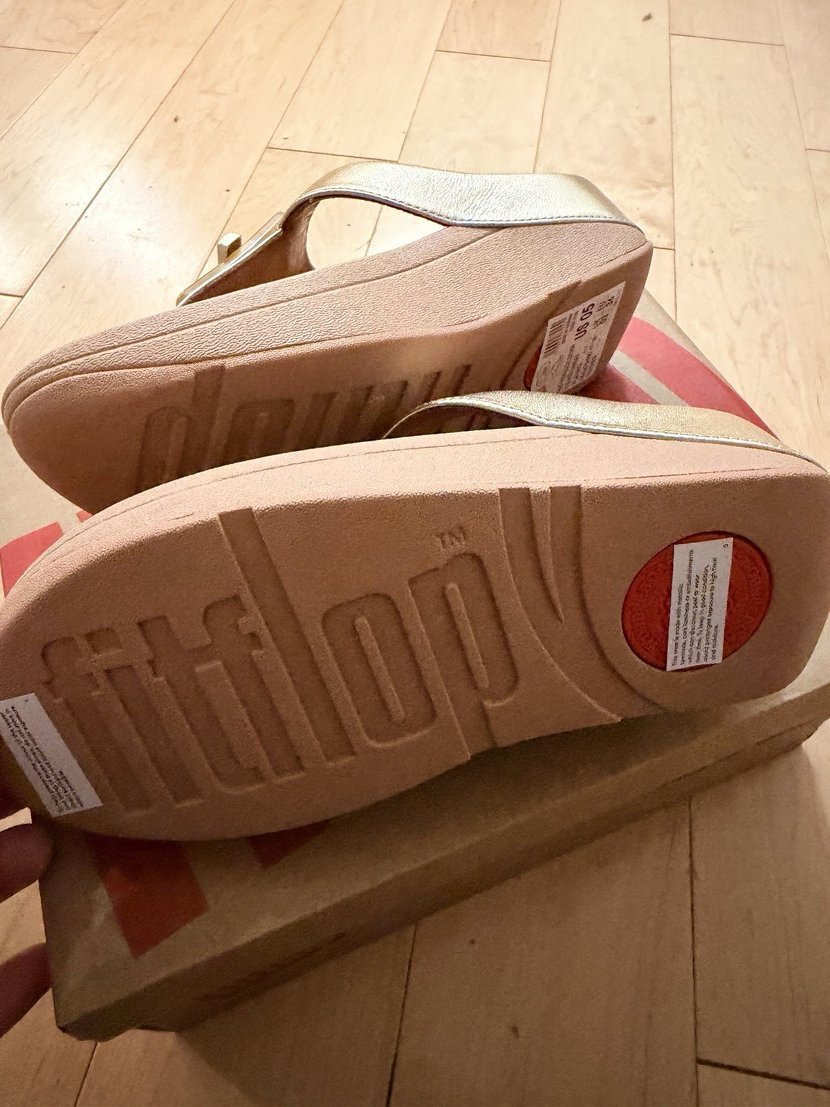 Fitflop Fino Resin Lock Leather Toe Post Sandals In Platino Size 5