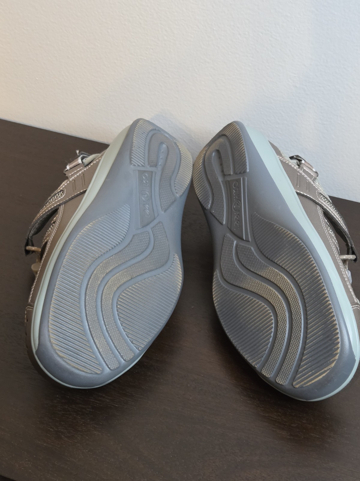 Orthofeet 997 Women’s Gray Strappy Sandals Adjustable Hook & Loop 8.5 D