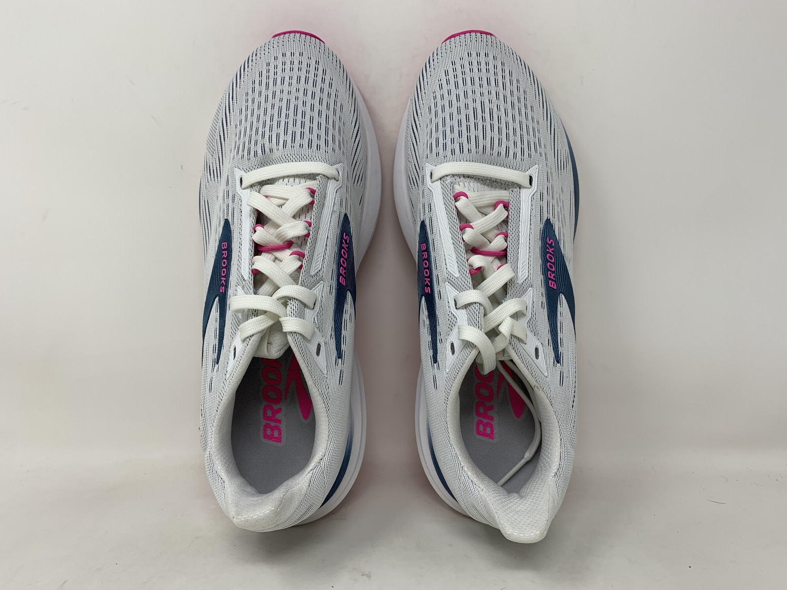 Women’s Brooks Revel 8, White/Moonlight/Pink, 7 B Medium US