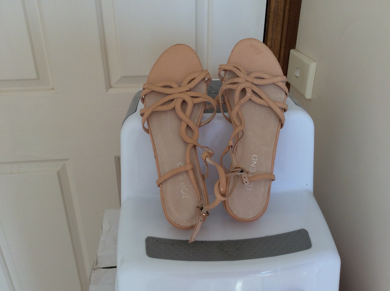 TOP END WOMEN’S DESIGNER FLAT SAMPLE SANDAL SIZE AU 6 / EU 37
