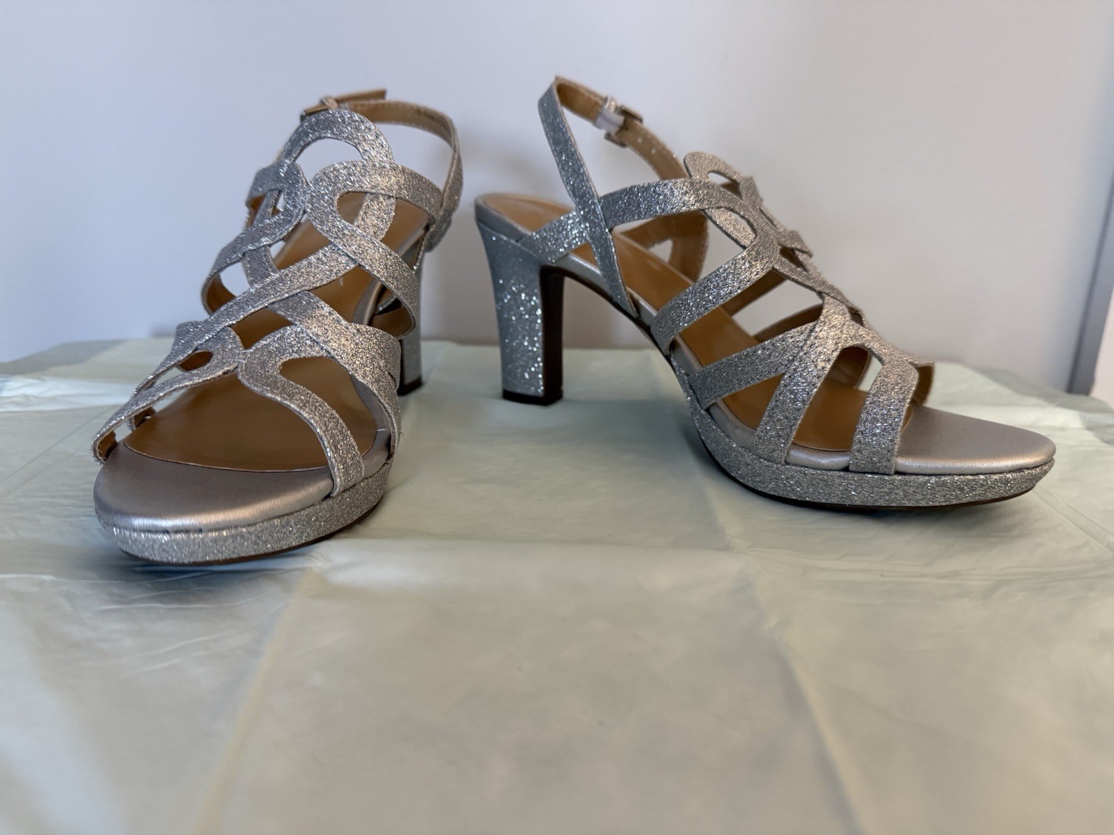 Naturalizer Shoes Womens Size 7M Silver Strappy Heeled Sandals Glitter