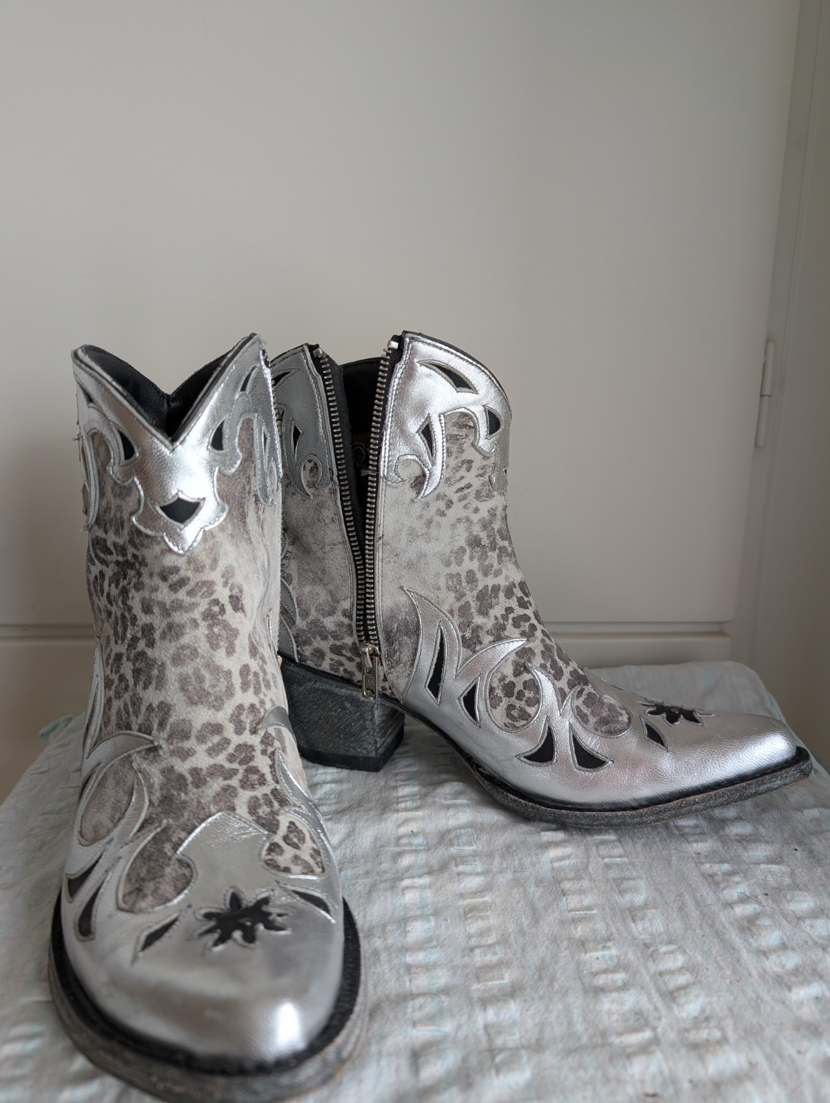 OLD GRINGO MISS MATCH PHIA COWBOY BOOTS RIGHT BOOT US10 LEFT BOOT US8.5