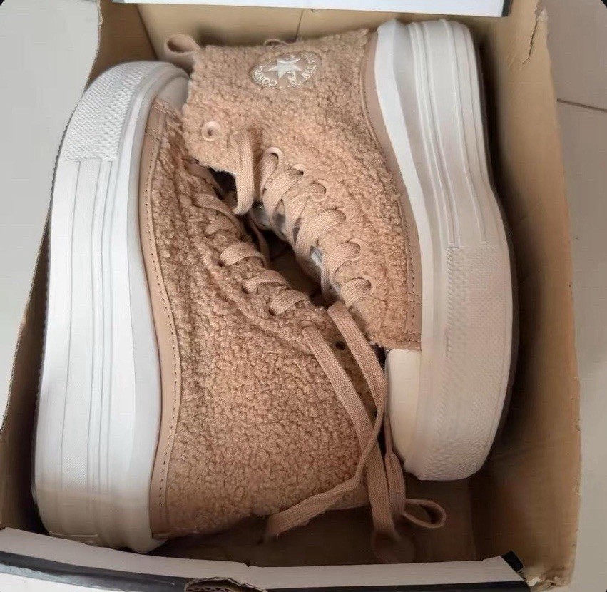 Women’s size 6 Adorable Converse Teddy Bear Platform High Top Sneakers. New!