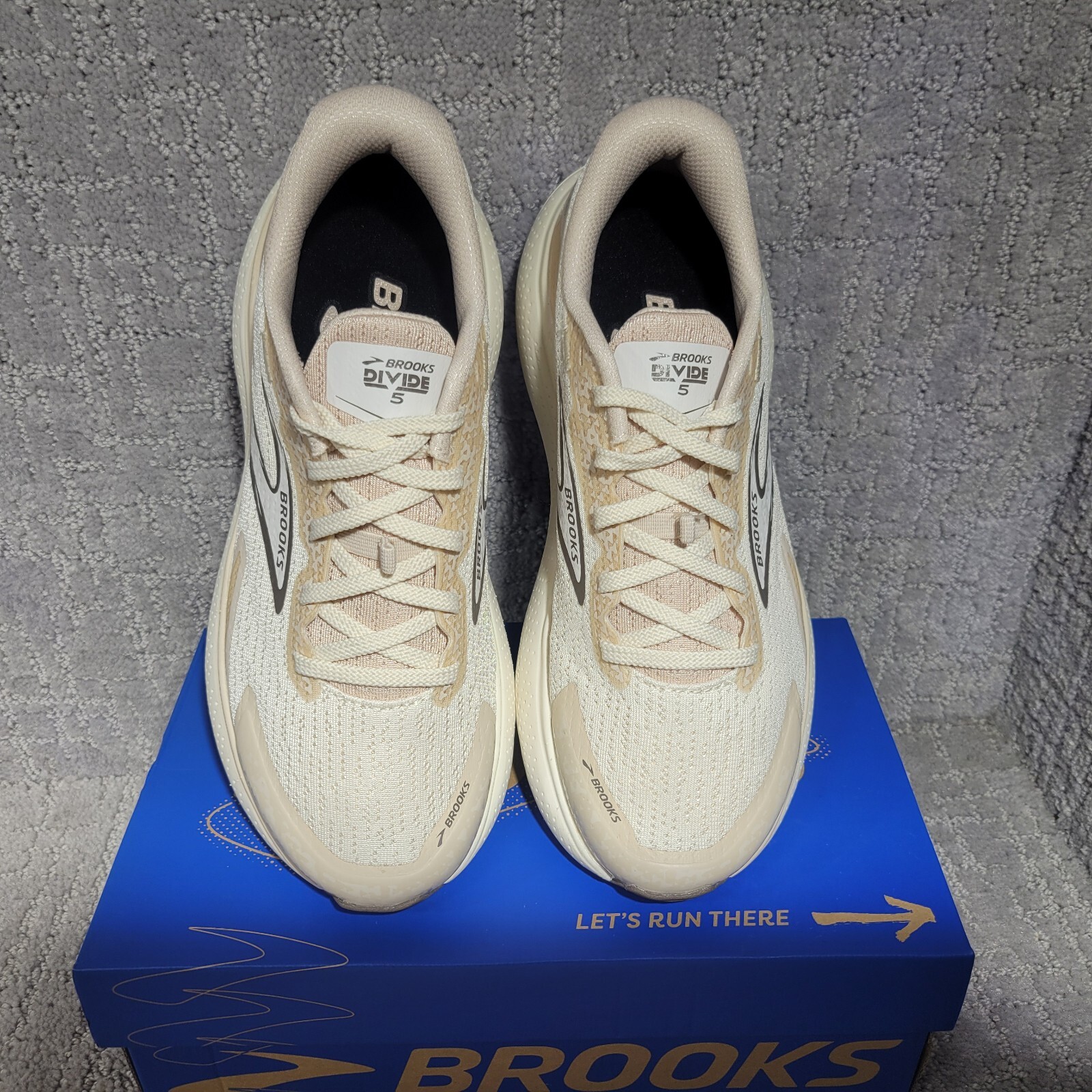 Brooks Divide 5 Womens Size US 6.5B Coconut Beige Air Mesh Trail Running Shoes