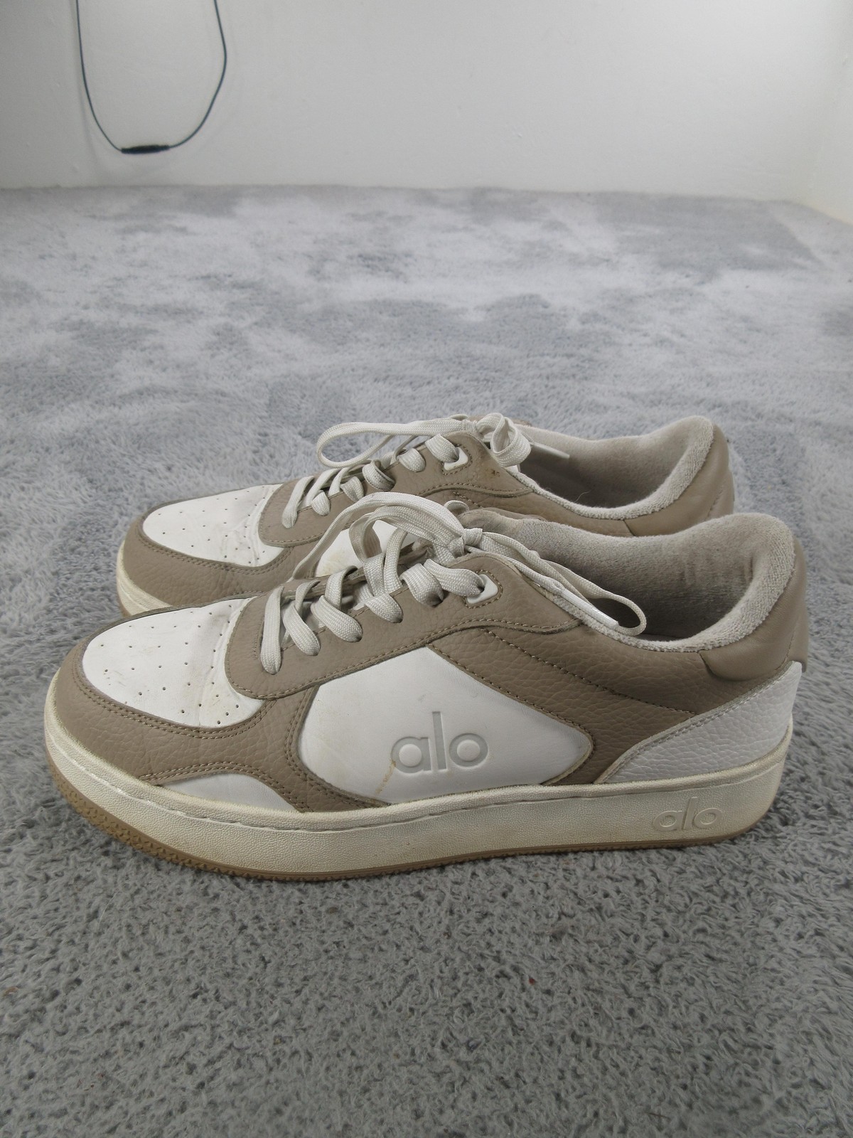 Alo Shoes Womens 10 White Tan Leather Low Top Casual Comfort Sneakers A0685U