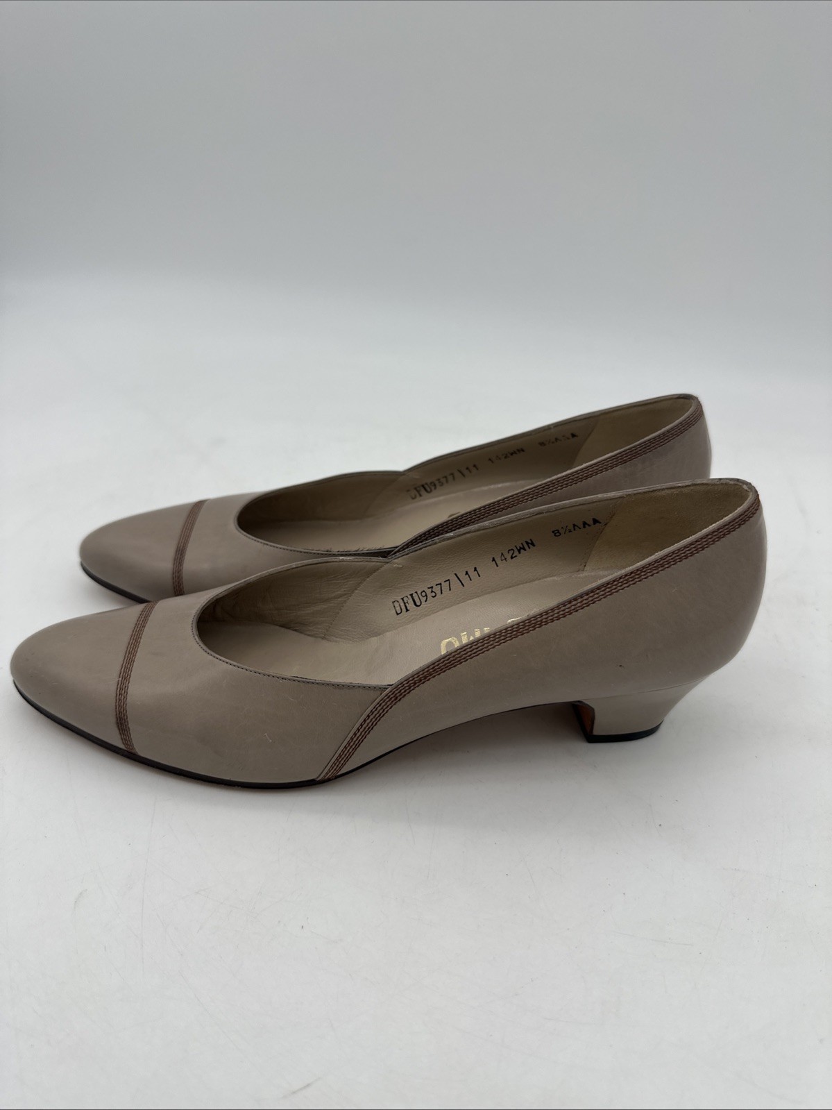 Salvatore Ferragamo Alleata Beige Tan Heels Size 8.5AAA EUC