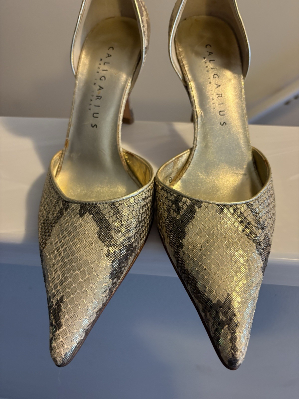 Caligarius Made In Italy Golden Faux Snake Texture Sz 8/9.5 Point Toe 3.25” Heel