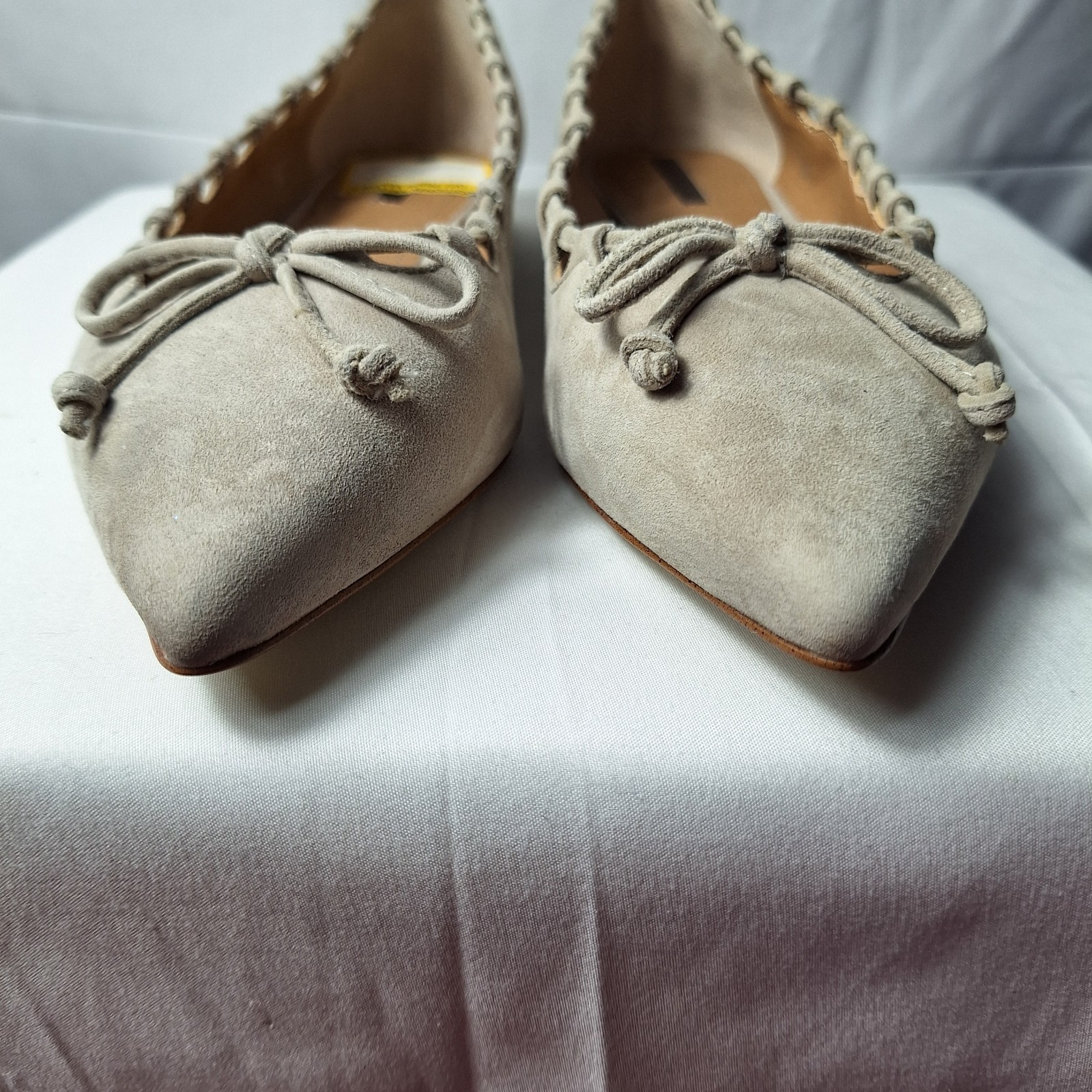 TAHARI «Elon» Suede Ballet Flat Sz 8M Taupe Scalloped Edge Front Bow Pointed Toe