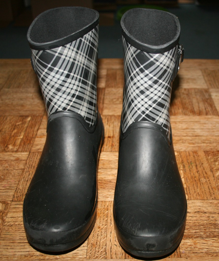 CHOOKA Women’s Waterproof Solid Mid-Height Rain Boot in Plaid & Black, Size 10