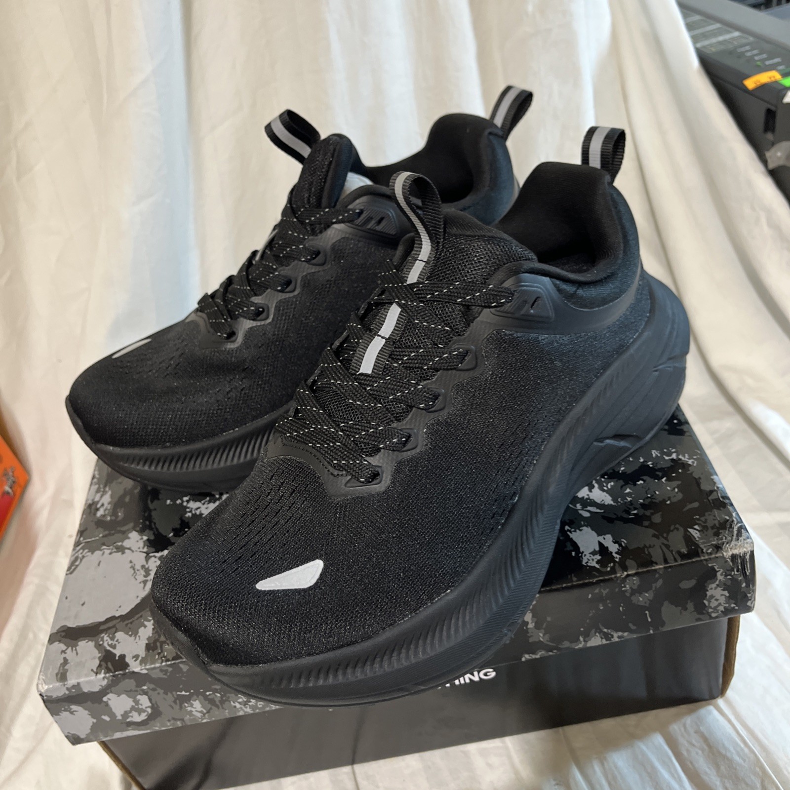 NEW IN BOX WOMENS ALL BLACK NORTI V8 SNEAKERS SIZE 7.5