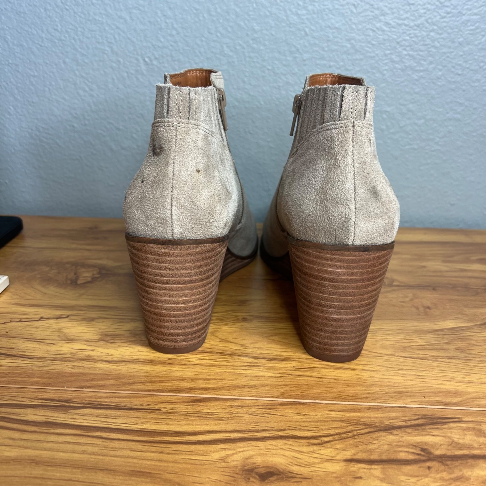 Lucky Brand Zorla Wedge Ankle Boot Size 10 Beige Suede Zip 3.25″ Heel NEW