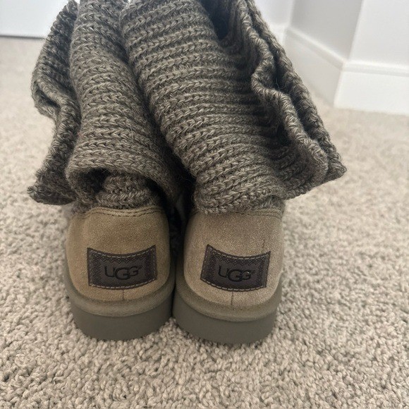 UGG Australia Women’s Gray Knit Button Boots Size 7 Right & Size 8 Left