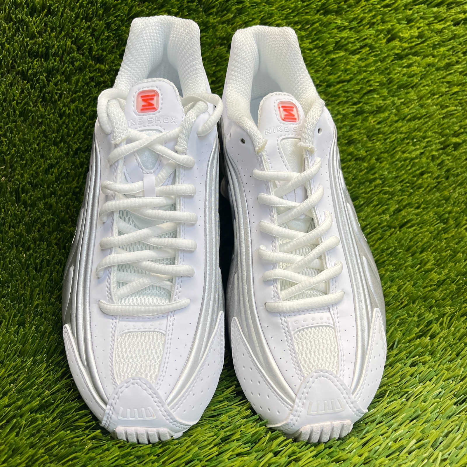 Nike Shox R4 Womens Size 6.5 White Metallic Silver Running Walking Shoes Sneaker