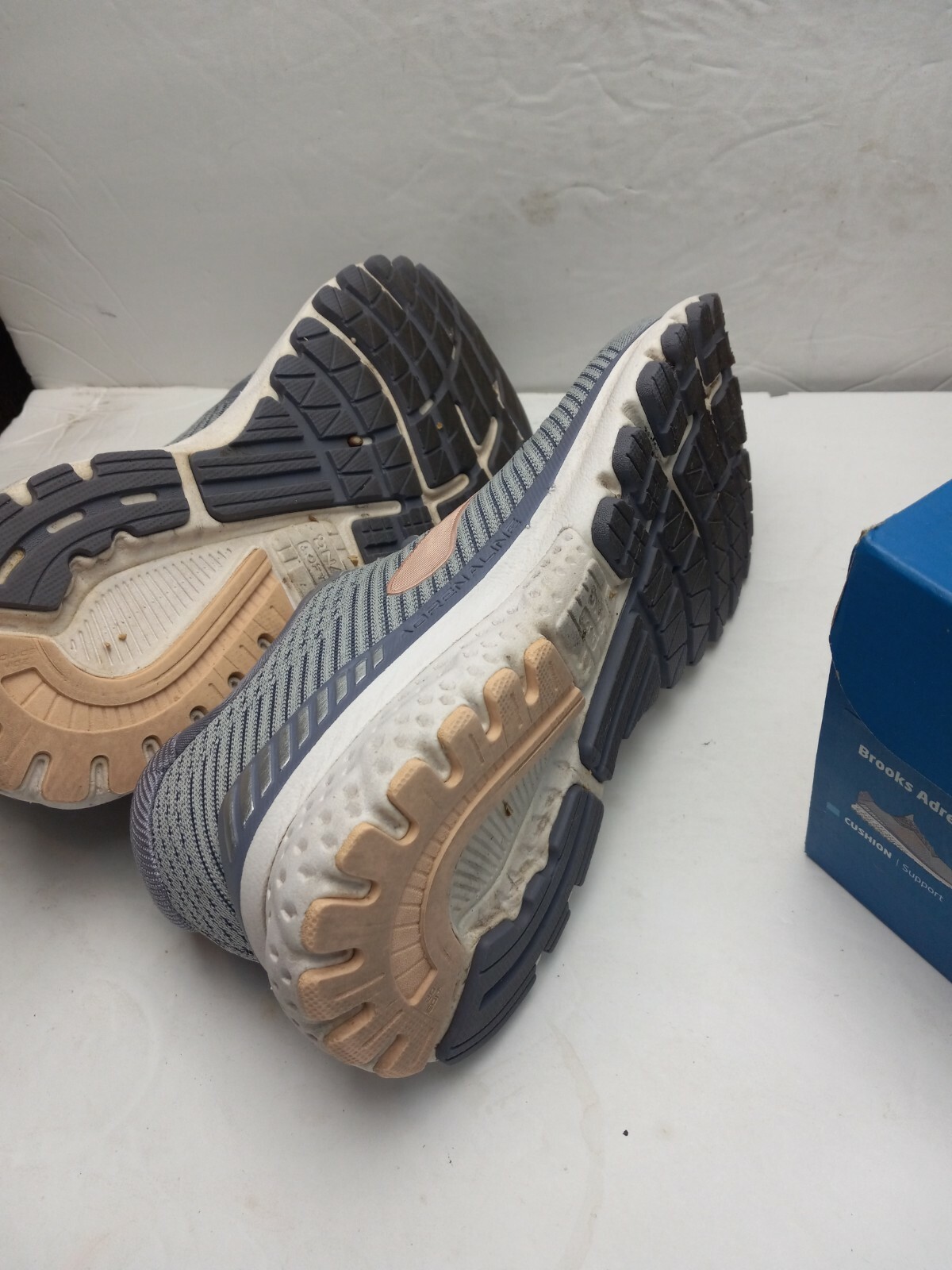 Brooks Adrenaline GTS 20 Gray Running Shoes Womens Sz 8.5 B (see scuff in pic)