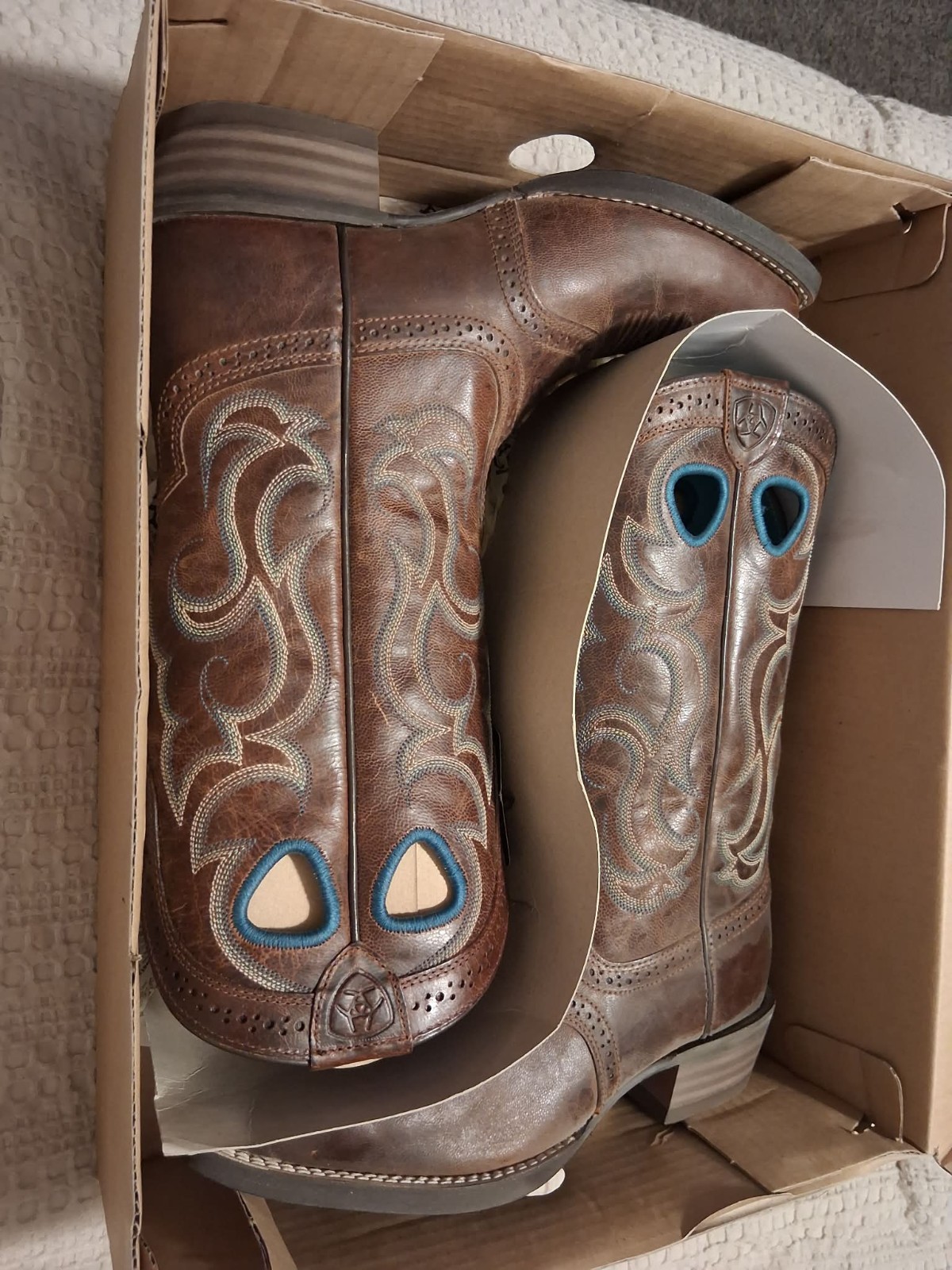 NWT – Women’s Ariat Rawhide Square Toe, 11″H, Sassy Brown Boots, Size 6B