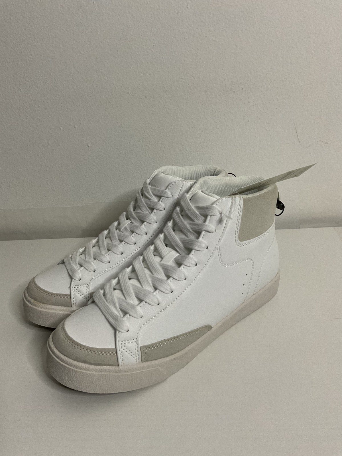 No Boundari High Top Women’s Memory Foam Sneaker in White w/ Suede Size 8
