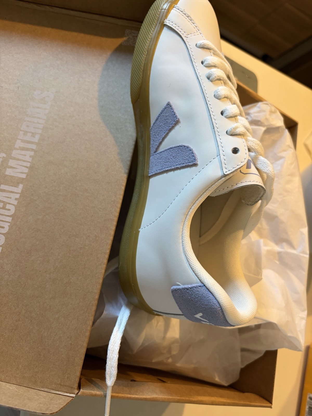 *Brand New In Box VEJA Esplar Sneakers Leather White Purple US 7 EU 38*FREE SHIP