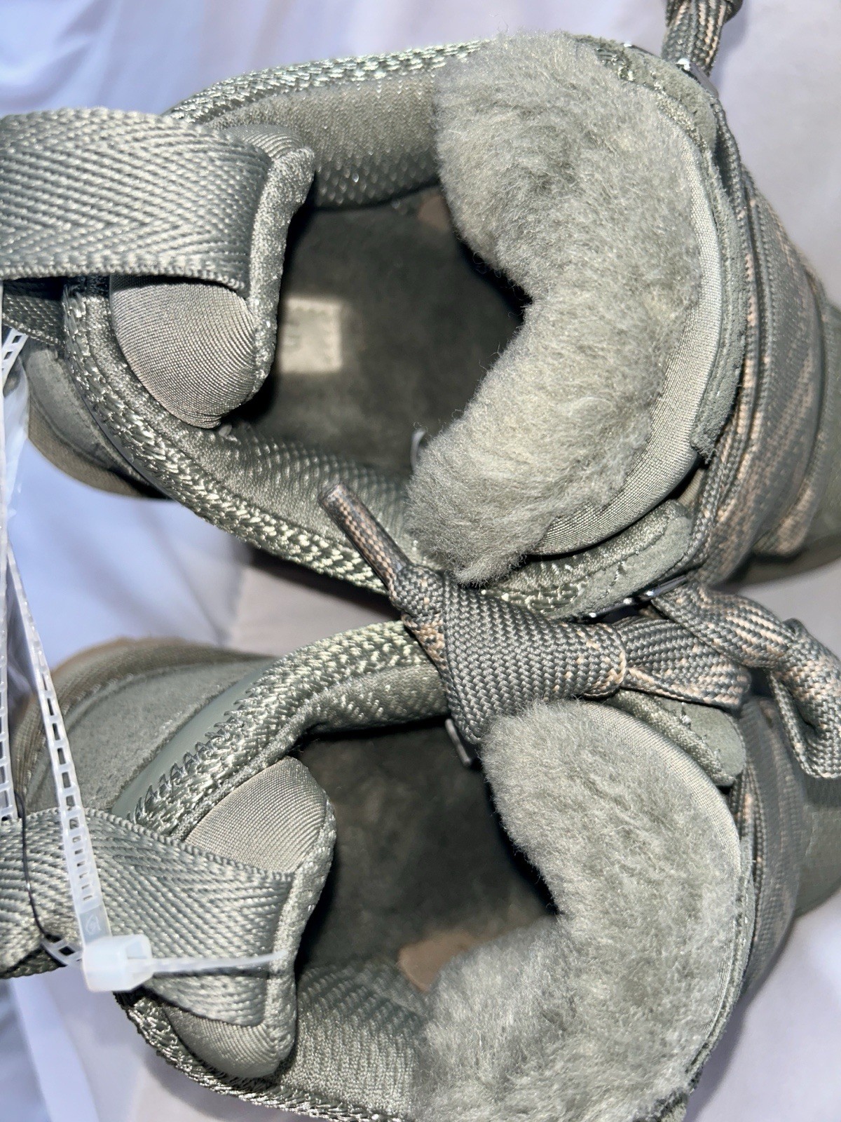 UGG LOWMEL Sneaker (Women) Color: MOSS GREEN Size: US 5/ EU 36/ UK 3 Brand New