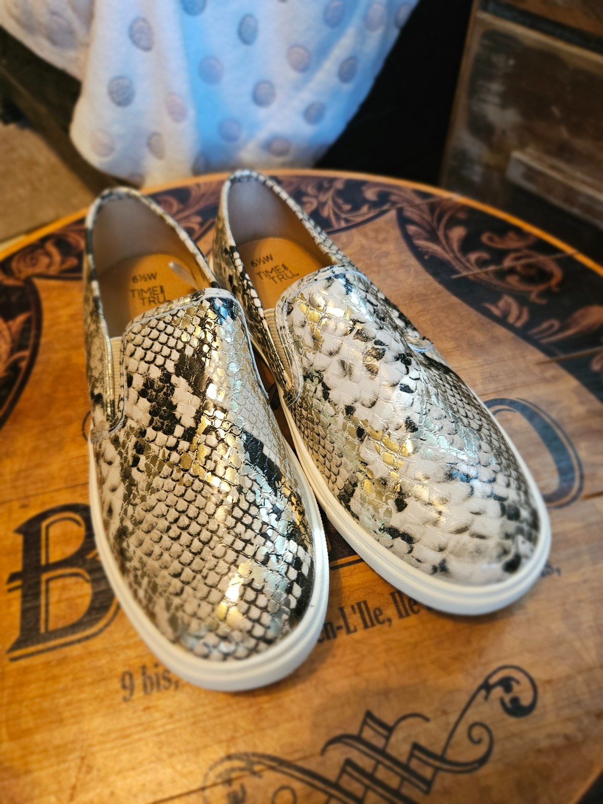 TIME AND TRU SLIP ON SNAKE SNEAKER – SIZE 6 1/2 W – UNWORN