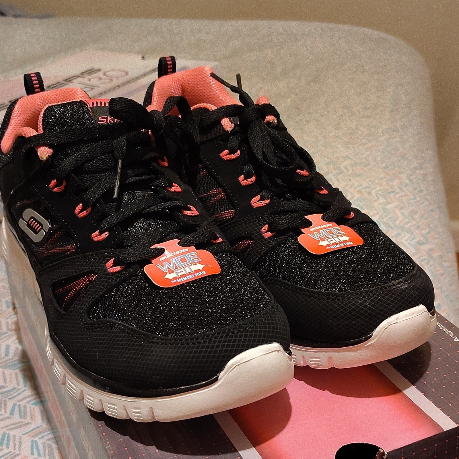 RARE SKECHERS Graceful 2.0 Romance Novel Women’s Wide Fit Athletic Sneaker Black