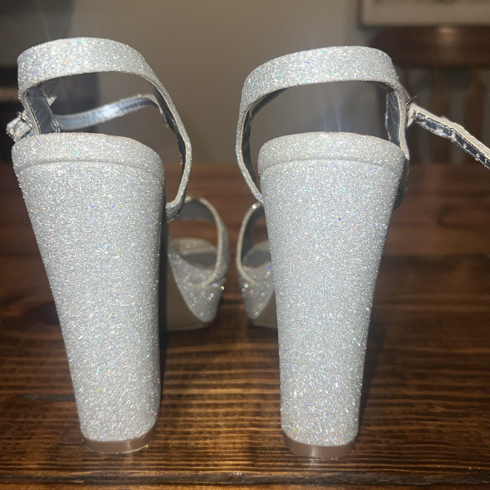 Dyeables Whitta Women’s Sandal 5” Heels Size 10 Silver Glittery