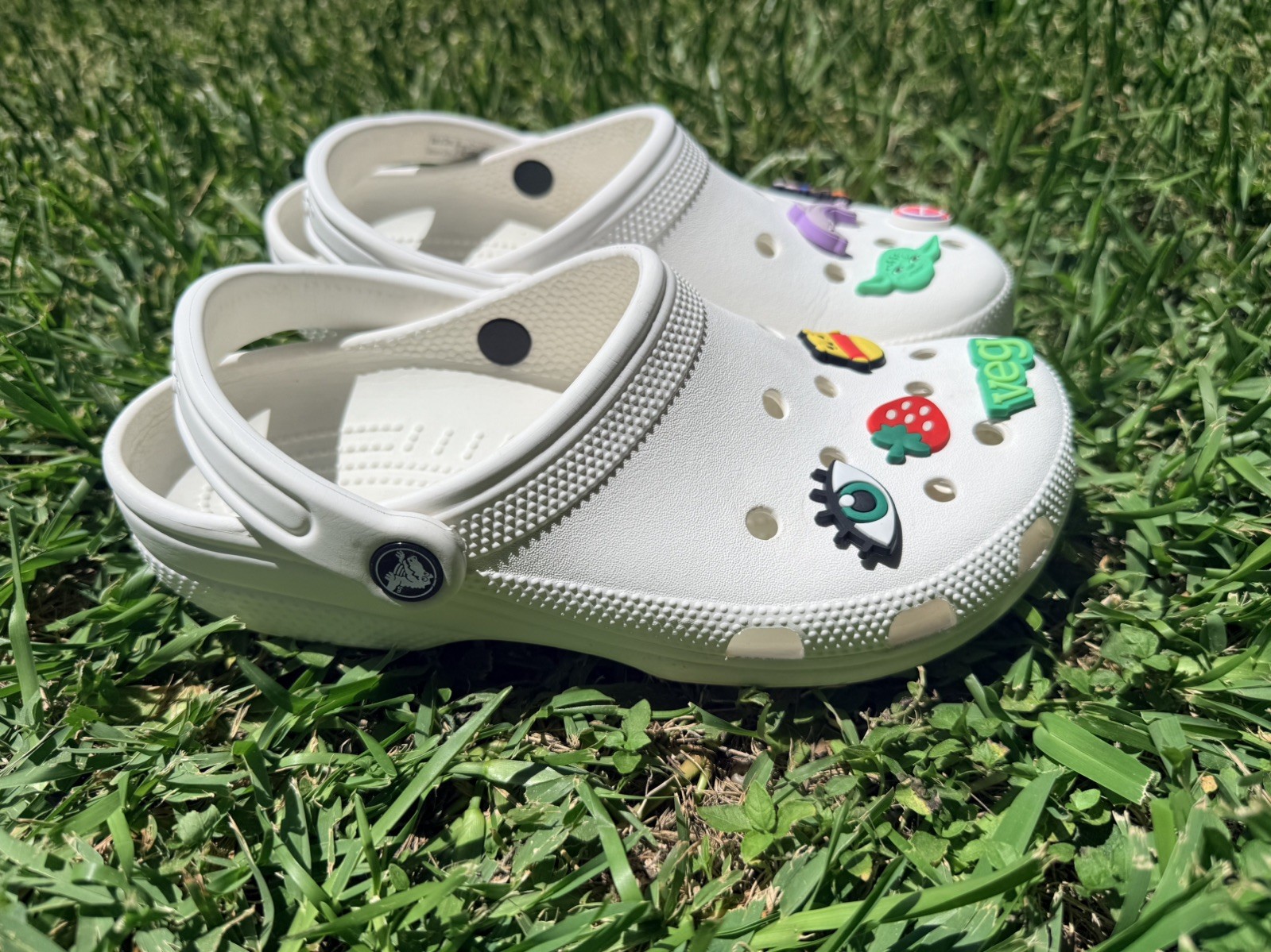 Crocs Classic Clogs Unisex Slip On Men’s 6 Women’s 8 White jibbitz Included